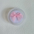 Détail de la houppette en velours blanc avec nœud rose dans un boîtier transparent - Emballage en boîte / Petit (55*15MM)