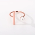 Dettaglio anello regolabile oro rosa con perla bianca e barra metallica geometrica - 449 Perla Aperta Geometrica / Oro rosa