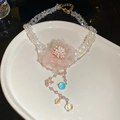Collana con fiori in tessuto rosa con perle e ciondoli in cristallo su catena - Collana con Nappine di Perle e Fiori in Rete Rosa / Bianco