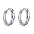 Dettaglio di orecchini a cerchio in argento con zirconi blu a forma di stella - Platino Zirconia Blu Mare