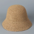 Gros plan sur la texture de paille tressée à la main d'un chapeau cloche beige - M (56-58cm) / Kaki