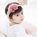 Bandeau bébé avec roses en satin rose et large dentelle blanche pour nouveau-né - Double Fleur à Bord Brûlé Rose