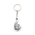Zilverkleurige sleutelhanger met een vishaken-hanger en gravures van schildpadden - Wit