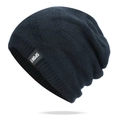 Dunkle Strickmütze mit V-Muster-Struktur und SPORT-Webetikett für den Winter - Einheitsgröße / Schwarz