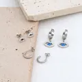 Detailansicht der Evil Eye Creolen mit blauen Steinen und C-förmigen Metall-Ohrsteckern - Silber