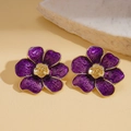 Dettaglio macro di orecchini a fiore in smalto viola con rosa dorata su pietra - Silver Earring Post - Viola