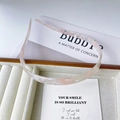 Cerchietto sottile in acetato rosa marmorizzato su un vassoio per gioielli beige - Rosa e Bianco