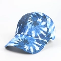 Détail latéral d'une casquette de baseball tie-dye bleu et blanc avec bord incurvé - Réglable / Bleu Marine