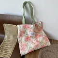 Blumendruck-Tragetasche mit Blasenstruktur und grünen Trägern für Frühling und Sommer - Grüne Riemen Floral Kontrast