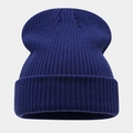 Détail de la texture d'un bonnet en maille côtelée bleu marine avec revers confortable - 224# Bleu Denim