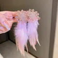 Orecchini lunghi con piume rosa e perline di cristallo scintillanti tenuti in mano - Rosa (2# Ago in Argento)