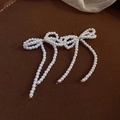 Orecchini a fiocco placcati oro 18 carati con nappe di perle bianche e frange a cascata - Orecchini con Nappine di Perle Sintetiche / Stile Fiocco con Nappine Bianco (Perno in Acciaio-Bianco)