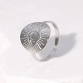 Anillo ajustable de acero inoxidable con diseño de Ojo del Diablo y relieve de sol - Color Acero