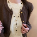 Détail d'un long collier en Y vintage avec perles marron et perles sur un mannequin - 23# Sautoir Perles Doré Blanc Marron Foncé