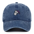 Vista detallada del bordado en gorra de mezclilla lavada con diseño de vaso volcado - Talla única / Azul Marino