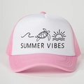 Dettaglio della stampa Summer Vibes sul cappellino trucker in rete rosa e bianco - Regolabile / Rosa