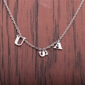 Collana in acciaio inossidabile con ciondoli lettere USA su sfondo in legno rustico - Color Acciaio USA