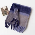 Zachte mohair sjaal met blauwe en paarse ruitpatronen en klassieke franje afwerking - 45x200+10x2cm / Blauw-Paars Geruit