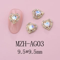 Macro-detail van hart-nail art bedeltjes met 9,5 mm gouden metalen basis en fonkelende steen - Maanlicht Wit Stijl(AG03)