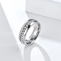 Bague en acier inoxydable argenté poli avec sertissage complet de zircones - US 7 / Argenté