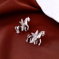 Dettaglio di orecchini a forma di cavallo in argento con zirconi su sfondo di seta rossa - Argento (Perno in argento) / Argento