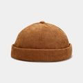 Detalle de la textura de pana marrón caramelo y el botón superior del gorro docker - Ajustable / Camel