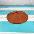 Dettaglio della trama a maglia a spirale e del picciolo di un berretto arancione caldo - Taglia unica(56-58cm) / rosso mattone