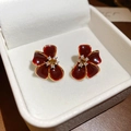 Macro di orecchini a fiore rosso placcati oro 18K con zircone in una scatola bianca - Ago in Argento S925 - Rosso (Placcato in Oro Vero 18K)
