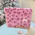 Dettagli della texture morbida della borsa cosmetica rosa con stampa leopardata a cuore - Cuore Leopardato Rosa Grande