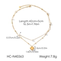 Détail d'un collier double épaisseur doré avec pendentif cœur et petites perles blanches - Style Double Couche Pendentif Coeur Perle (HC-N40363)