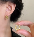 Detailansicht der 18K vergoldeten klobigen U-förmigen Creolen mit glänzendem Spiegel-Finish - 18K Gold Beschichtet / Gold