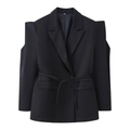 Dettaglio di un blazer nero con ritagli sulle spalle e cintura annodata in vita - S / Nero