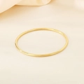 Gepolijste 3mm gouden roestvrijstalen armband met gladde minimalistische look - 46mm Binnendiameter / 18K Vergulde Enkele Ring
