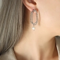Elegantes pendientes de plata de doble capa con perlas de agua dulce en una modelo mujer - Color Acero
