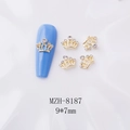 Détail macro de charms couronne pour ongles 9x7mm en alliage doré et strass - Couronne Dorée avec Strass (8187)