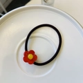 Elastico per capelli a fiore rosso e giallo con cordino nero su un piatto bianco - Elastico per Capelli con Fiore Piccolo / Rosa