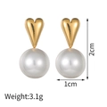 Eleganti orecchini a cuore dorato e perla bianca, altezza 2 cm e larghezza 1 cm dimensioni - Orecchini Perla Cuore (JZE833-E)