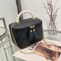 Zwarte gewatteerde crossbody tas met parelhandvat en gouden ketting schouderband - Zwart