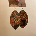 Detail van bohemien oorbellen in bladvorm met vintage bloemenprints en metalen haakjes - Bruine Kleurrijke Bloem Oorhaak (4#)