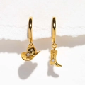 Asymmetrische goldene Creolen mit Cowboyhut und Stiefel, verziert mit lila Edelstein - Gold