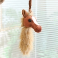 Portachiavi a testa di pony in peluche marrone e beige con coda morbida e gancio - Marrone