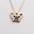 Vue détaillée du pendentif papillon avec pierres colorées et émail sur monture dorée - Blanc
