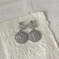 Dettaglio di orecchini a cerchio in argento con pavé di zirconi tondi e marquise - Base Argento Strass Bianco