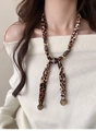 Collier en tissu léopard chic avec perle logo étoile sur fond de pull blanc cassé - Imprimé Léopard - Saturne