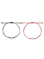 Détail de bracelets de couple avec breloques araignée noire et toile rouge sur cordes - Noir et Rouge Paire