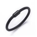Dettaglio del bracciale in pelle intrecciata nera con chiusura magnetica in acciaio inox - Nero Con Fibbia In Metallo