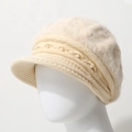Gorro de punto de invierno beige con pompón de peluche y elegantes adornos de perlas - Talla única / Beige
