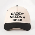 Casquette bicolore en coton avec broderie DADDY NEEDS A BEER et sangle de réglage arrière - Réglable / Crème/Noir