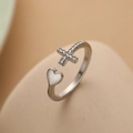 Makroaufnahme: Silberner verstellbarer Ring mit Zirkonia-Kreuz und poliertem Herzanhänger - Einstellbar Offen / Silber (13663)