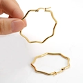 Minimalistische 18K vergoldete Edelstahlwellen-Creolen für Damen im Geometrie-Stil - 58x58mm / Gold